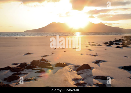 Sonnenuntergang über der Insel Rum, gesehen vom Laig Bucht, die Insel Eigg, Western Isles, Schottland, UK Stockfoto