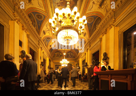 Gönner in der Leiste auf Pause, Nationaltheater (Národní Divadlo), Prag, Tschechische Republik Stockfoto