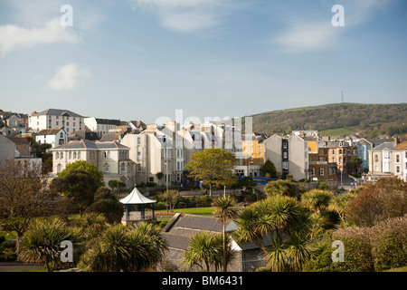 Großbritannien, England, Devon, Ilfracombe, Promenade, Strandpromenade Gebäude und Runnymede Gärten Stockfoto