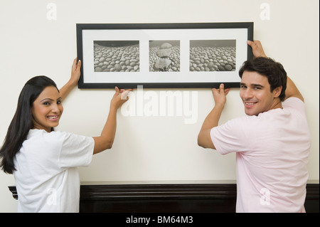 Paar hängenden Gemälde an der Wand Stockfoto