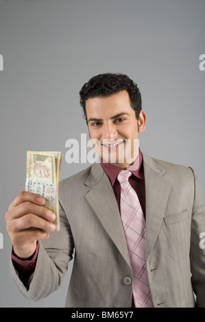 Geschäftsmann hält indische Rupie 500 Banknoten Stockfoto