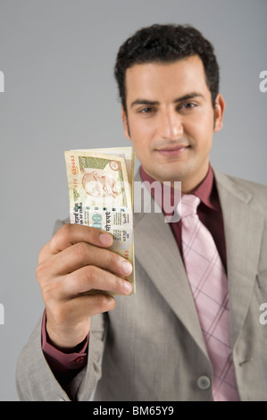 Geschäftsmann hält indische Rupie 500 Banknoten Stockfoto