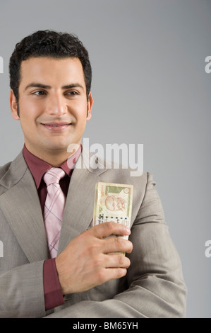 Geschäftsmann hält indische Rupie 500 Banknoten Stockfoto