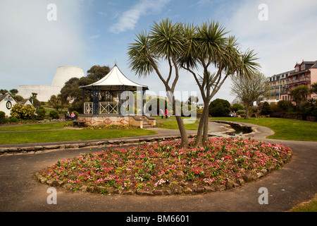 Großbritannien, England, Devon, Ilfracombe, Musikpavillon in Runnymede Gärten Stockfoto