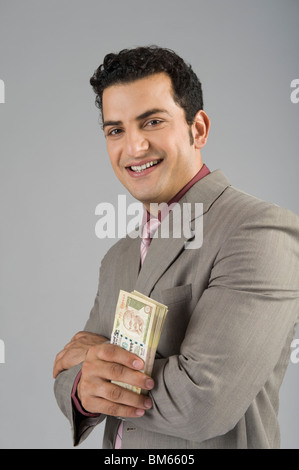 Geschäftsmann hält indische Rupie 500 Banknoten Stockfoto