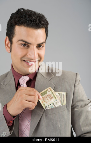 Geschäftsmann mit indischen fünfhundert Rupie Geldscheine in der Tasche Stockfoto