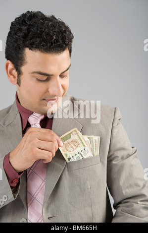 Geschäftsmann mit indischen fünfhundert Rupie Geldscheine in der Tasche Stockfoto