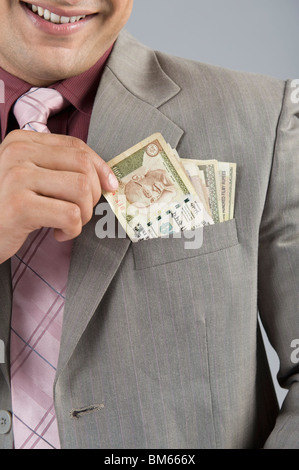 Geschäftsmann mit indischen fünfhundert Rupie Geldscheine in der Tasche Stockfoto