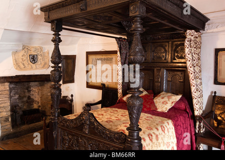 Großbritannien, England, Devon, Ilfracombe, Chambercombe Manor, Schlafzimmer mit elisabethanischen Himmelbett Stockfoto