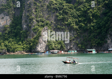 Schwimmendes Dorf in Halong Bucht, Vietnam Stockfoto