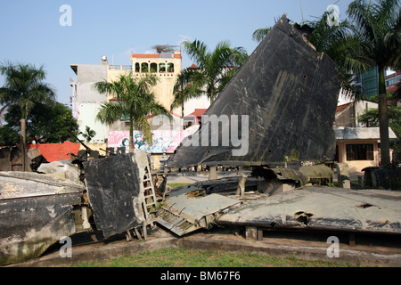 Teile von einem amerikanischen b-52 Bombern im Sieg Museum in Hanoi. Vietnam Stockfoto