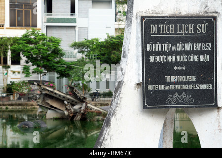 Berühmten See in Hanoi mit Teil einer amerikanischen b-52-Bomber. Vietnam Stockfoto