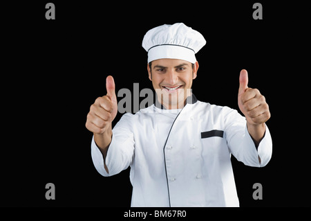 Porträt eines Kochs gestikulieren Daumen hoch Zeichen Stockfoto