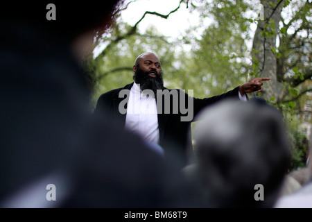 Muslima, die Adressierung einer Menschenmenge bei Speakers' Corner im Hyde Park, London Stockfoto