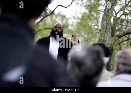 Muslima, die Adressierung einer Menschenmenge bei Speakers' Corner im Hyde Park, London Stockfoto