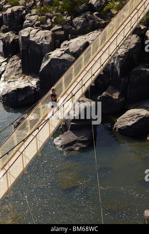 Person Alexandra Hängebrücke, erste Becken, Cataract Gorge, South Esk River, Launceston, nördlichen Tasmanien, Australien Stockfoto