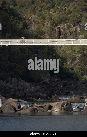 Menschen auf Alexandra Hängebrücke, erste Becken, Cataract Gorge, South Esk River, Launceston, nördlichen Tasmanien, Australien Stockfoto