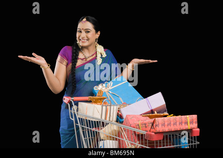 Frau mit Diwali Geschenke in einem Warenkorb Stockfoto