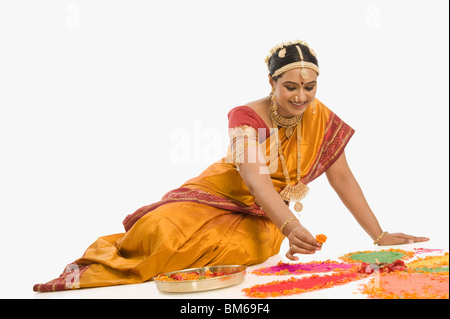 Südindische Frau machen rangoli Stockfoto