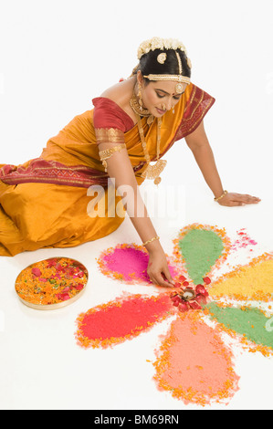 Südindische Frau machen rangoli Stockfoto