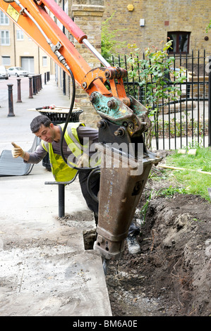 Arbeiter mit Bagger Stockfoto