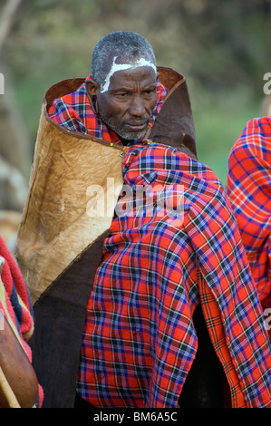 Masai Krieger sitzen, Masai Mara, Kenia, Ostafrika Stockfoto