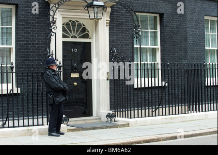 10 Downing Street mit London Bobby Polizist stehend Wache Stockfoto