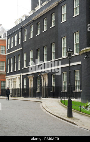 Downing Street die offizielle Residenz des britischen Premierministers mit Polizisten, die draußen Wache halten Stockfoto