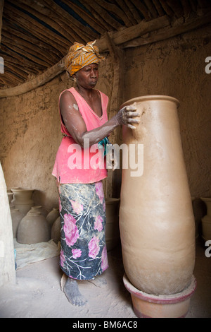 In dem Dorf Kalabougou in der Nähe von Segou, Mali haben Frauen seit Jahrhunderten als traditionelles Töpfer gearbeitet. Stockfoto