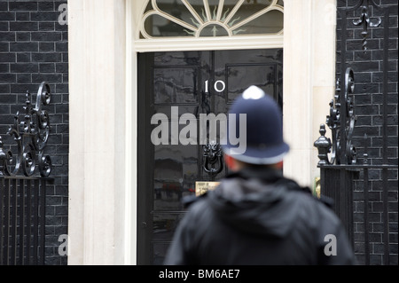 10 Downing Street, mit entschärftem Polizisten, der draußen Wache steht Stockfoto