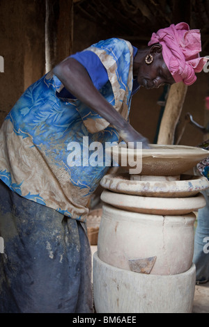 In dem Dorf Kalabougou in der Nähe von Segou, Mali haben Frauen seit Jahrhunderten als traditionelles Töpfer gearbeitet. Stockfoto