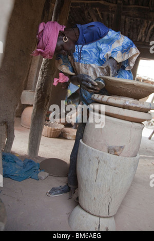 In dem Dorf Kalabougou in der Nähe von Segou, Mali haben Frauen seit Jahrhunderten als traditionelles Töpfer gearbeitet. Stockfoto