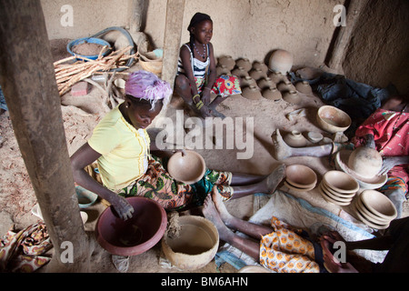 In Kalabougou in Mali haben Frauen seit Jahrhunderten als traditionelles Töpfern mit mehreren Generationen arbeiten zusammen gearbeitet. Stockfoto