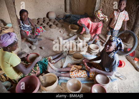 In Kalabougou in Mali haben Frauen seit Jahrhunderten als traditionelles Töpfern mit mehreren Generationen arbeiten zusammen gearbeitet. Stockfoto