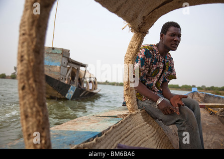 Abdoulaye Kassambara, Reiseleiter, führt die Besucher mit dem Boot zu den Keramik-Dorf Kalabougou, Mali. Stockfoto