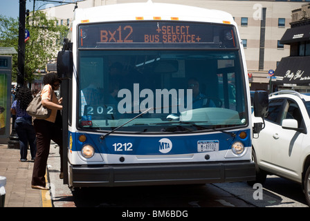 Pendler an Bord einen Bus-Service wählen Sie Bus im New Yorker Stadtteil Bronx Stockfoto