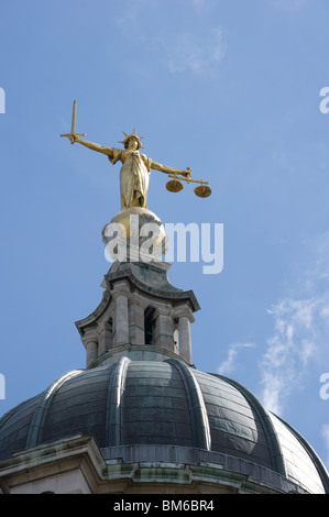 Statue der Justitia in der Kuppel des Old Bailey Stockfoto