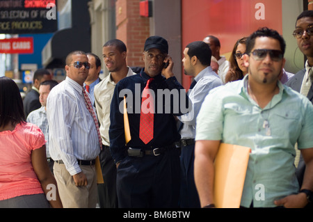 Arbeitssuchende Line-up für eine Jobmesse in Midtown in New York Stockfoto