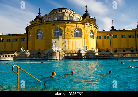 Schwimmen im Szechenyi-Bad, Budapest, Ungarn Stockfoto