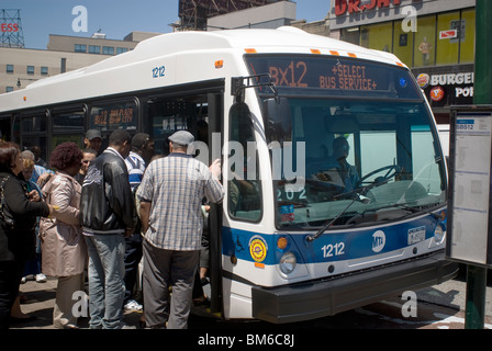 Pendler an Bord einen Bus-Service wählen Sie Bus im New Yorker Stadtteil Bronx Stockfoto