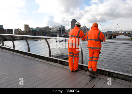 Zwei Männer auf einer Brücke in London im Warnschutz Jacken Stockfoto