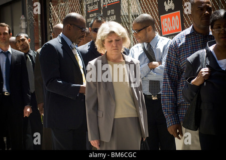 Arbeitssuchende Line-up für eine Jobmesse in Midtown in New York Stockfoto