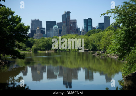 Die Skyline von New York spiegelt sich im See der Central Park in New York auf Donnerstag, 20. Mai 2010. (© Frances M. Roberts) Stockfoto