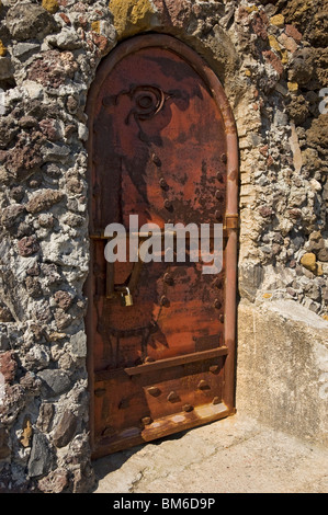 Nahaufnahme der alten rostigen Metalltür in Betonwand Funchal Madeira Portugal EU Europe Stockfoto