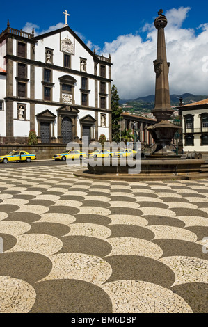 Traditionelle Mosaik dekorierte Pflasterung in der Stadtkirche von Sao Joao Evangelista, Praca do Municipio, Funchal Madeira Portugal EU Europe Stockfoto