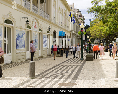Menschen Touristen zu Fuß entlang der Avenida Arriaga Haupteinkaufsstraße im Stadtzentrum Funchal Madeira Portugal EU Europe Stockfoto