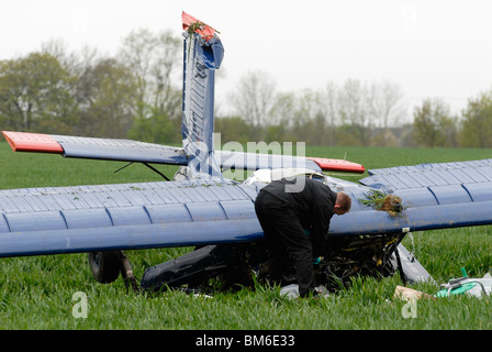 Flugzeug Absturz mit UKIP Kandidat Nigel Farage in Hinton in den Hecken, Northamptonshire, 05.06.2010. Stockfoto