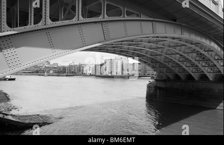 Ein Blick auf die Themse-Ufer unter Southwark Bridge, London, UK. Stockfoto