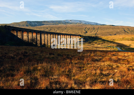 Ribblehead-Viadukt an der Bahnstrecke Settle-Carlisle in der Yorkshire Dales National Park, England Stockfoto