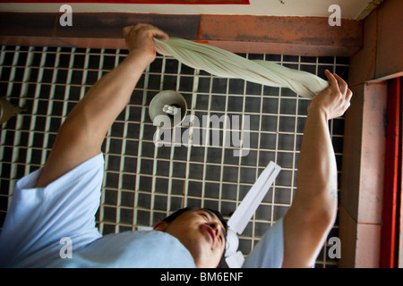 Hui muslimischen Mann machen Nudeln in einem Restaurant in Yangshuo in der Provinz Guangxi, China Stockfoto